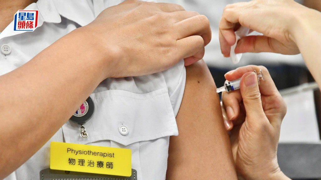 孔繁毅提醒高危群组每隔半年接种新冠疫苗加强剂。资料图片