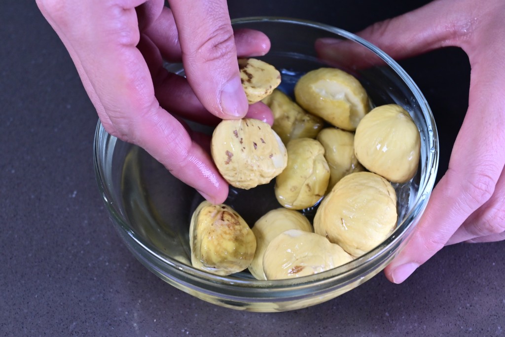 Step 5: 栗子洗淨。 Rinse the chestnuts.
