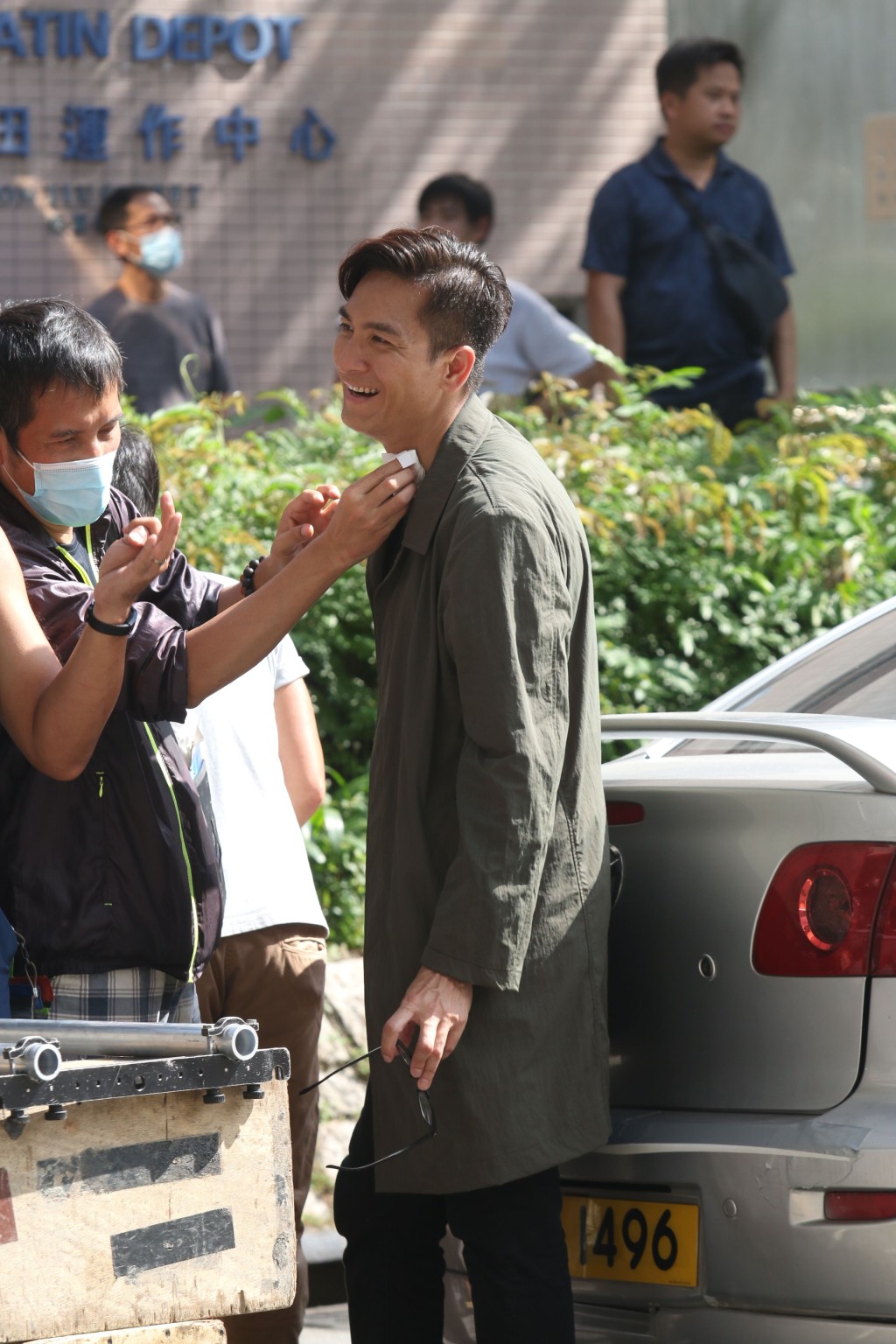 印汗都笑工作人員幫馬國明印汗，心情好好嘅佢係咁笑。