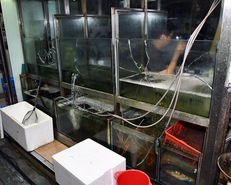 食肆3個魚缸懷疑被人以棒球棍及鎚毀壞。