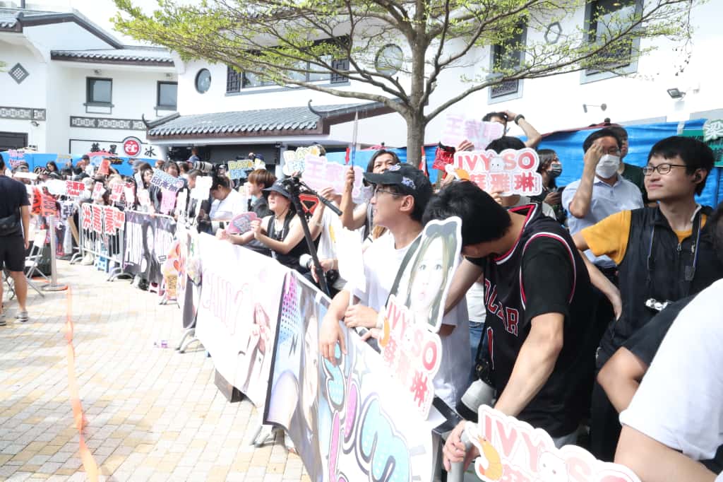 Fans話易霸到靚位撐偶像。 Fans話易霸到靚位撐偶像。