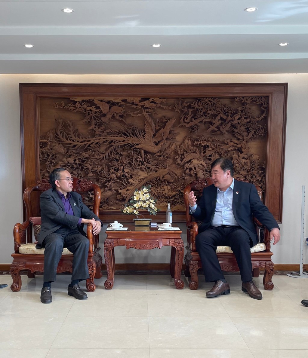許正宇（左）禮節性拜會中國駐韓國大使邢海明（右）。（政府新聞處）