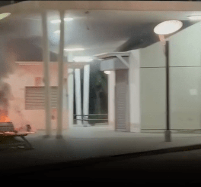 從網上影片可見，單車燃燒時至少3名青少年在旁，火勢一度猛烈，火光熊熊照亮周邊街道。THREADS@hihihihihiiiihiihhiiiii