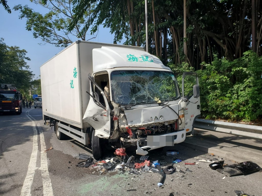 兩車相撞後，車頭嚴重損毀。 蔡楚輝攝