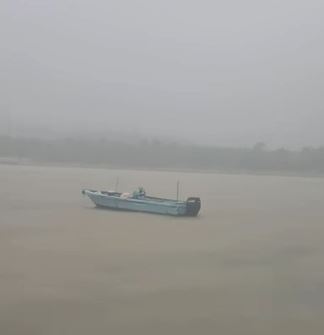 將藍公路對開海面有人暈倒在一艘舢舨上。fb「將軍澳主場」影片截圖