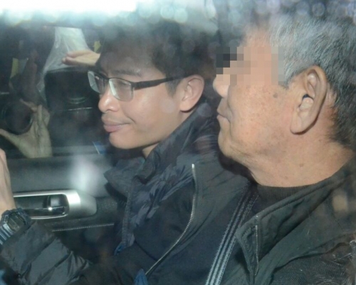 被捕男子(右)中午押返新界南總區警察總部調查。 蔡楚輝攝
