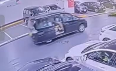 一部黑色七人車倒車駛至接載賊人離開。網片截圖