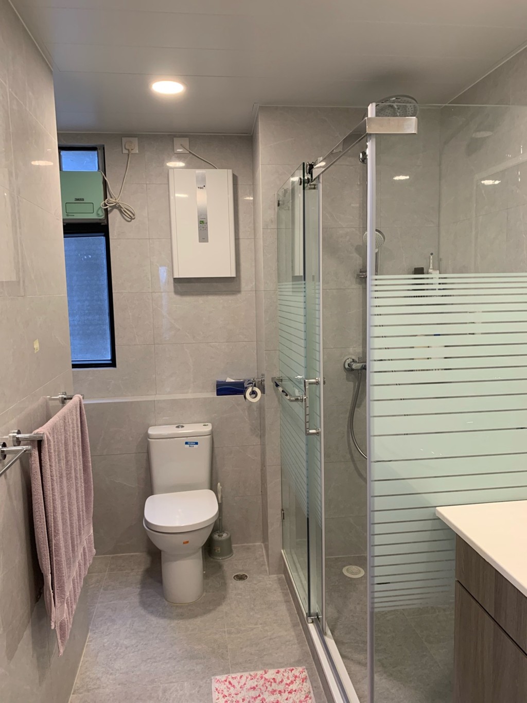 浴室為明廁設計，設有獨立淋浴間， 保持乾濕分離。