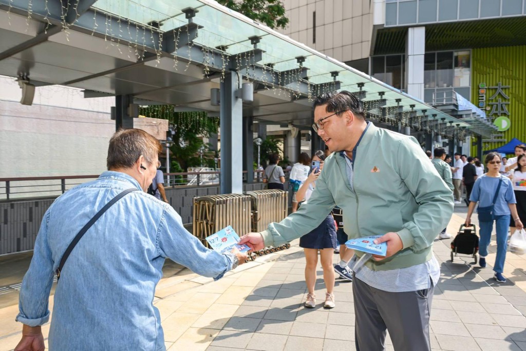 民政及青年事務局副局長梁宏正（右）在街站宣傳立法會選舉。民政及青年事務局FB圖片