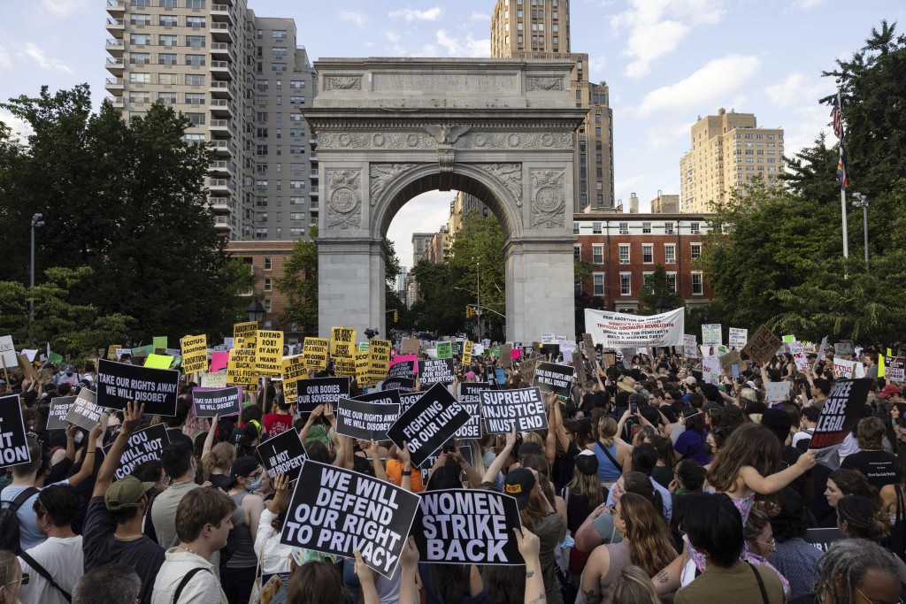 支持墮胎權利的人士聚集在紐約華盛頓廣場公園舉行抗議。AP