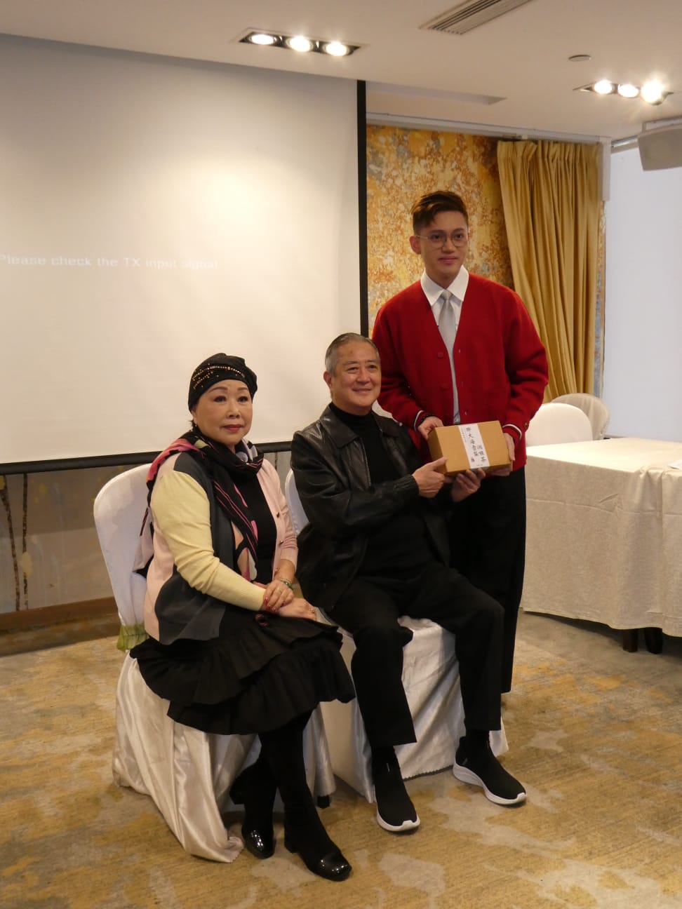 譚穎倫送南鳳、吳仟峰潤喉茶。 譚穎倫送南鳳、吳仟峰潤喉茶。