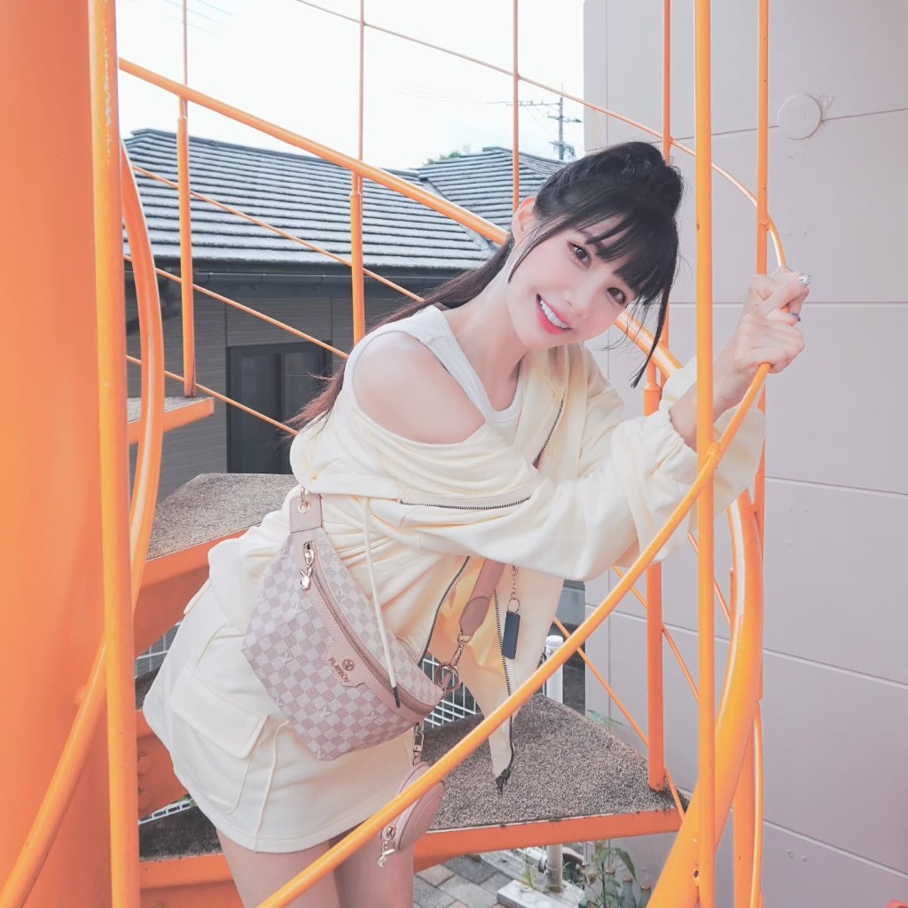 筠熹笑容甜美。 筠熹笑容甜美。