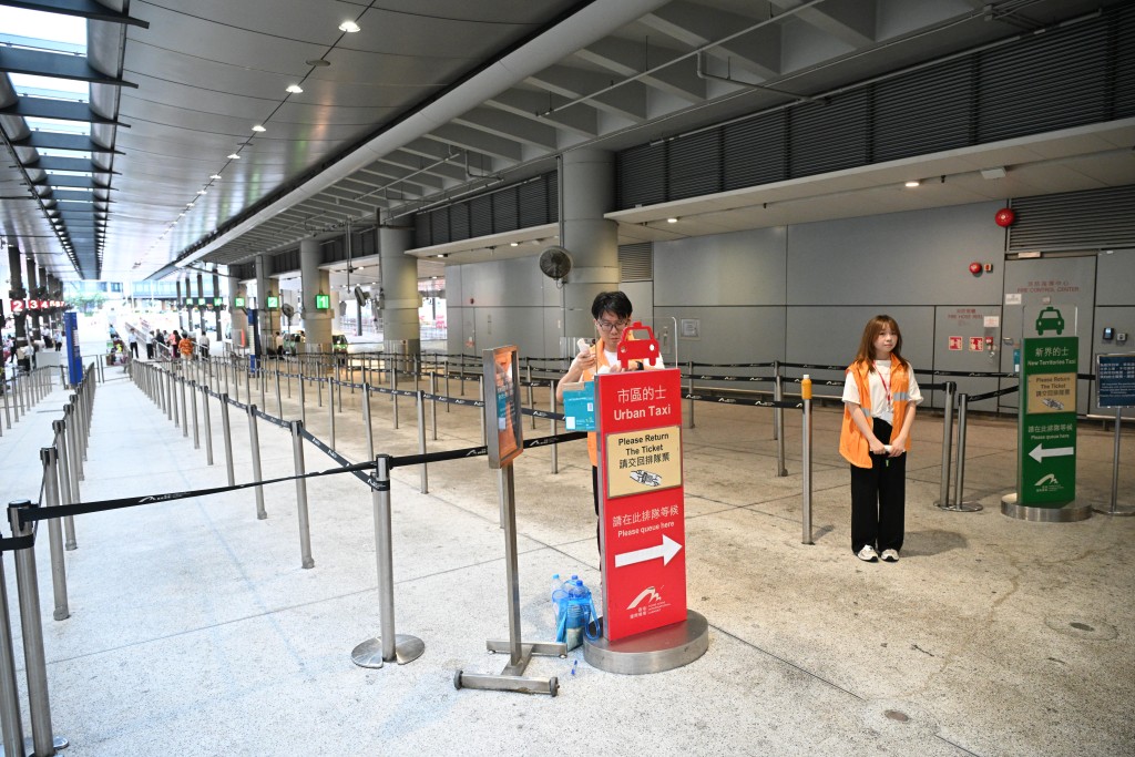 所有市區、新界及大嶼山預約的士,由今天起於一號停車場旁的「預約的士上客區」接載乘客。資料圖片 所有市區、新界及大嶼山預約的士,由今天起於一號停車場旁的「預約的士上客區」接載乘客。資料圖片