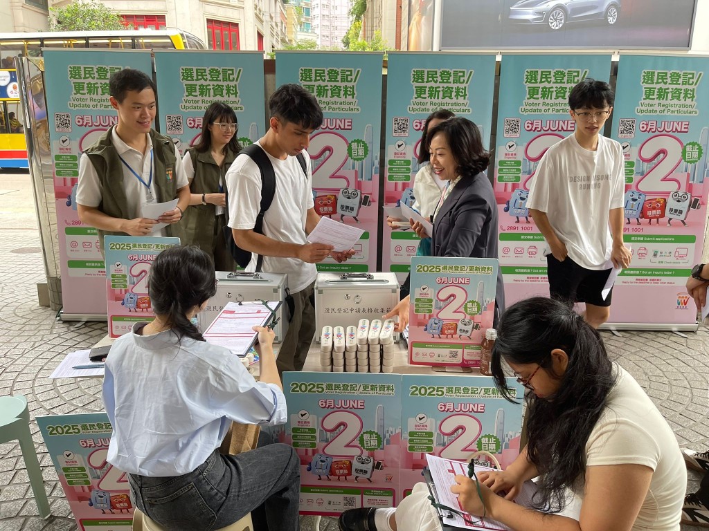 有少數族裔人士亦響應局長呼籲,即場填寫表格登記成為選民。民青局FB 有少數族裔人士亦響應局長呼籲,即場填寫表格登記成為選民。民青局FB