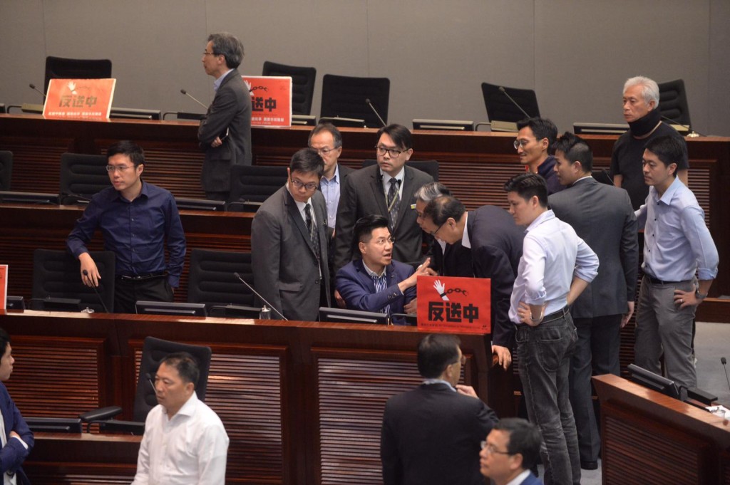議會陣線毛孟靜和范國威被逐出會議室