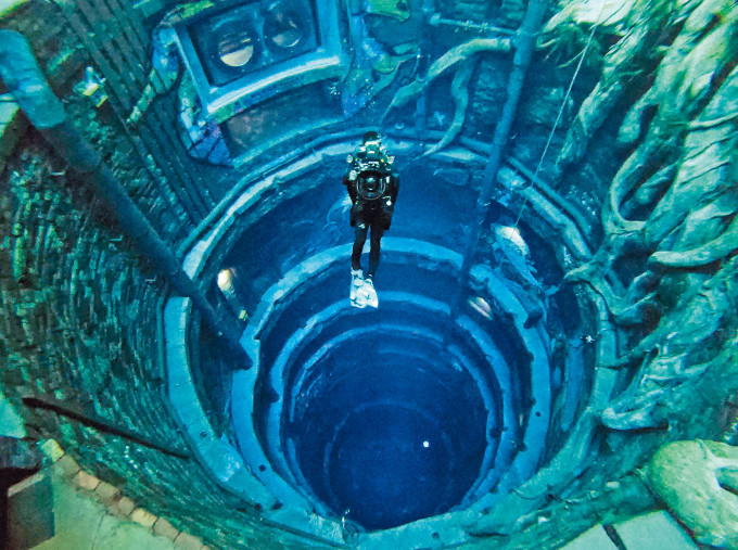 Deep Dive Dubai以六十米的水深成為世界最深的游泳池及潛水池。