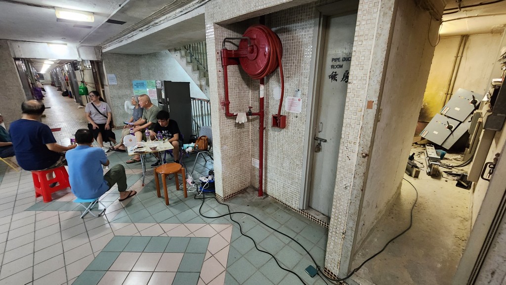 大廈臨時在各樓層梯間拉線佈置拖板,供居民充電。 大廈臨時在各樓層梯間拉線佈置拖板,供居民充電。