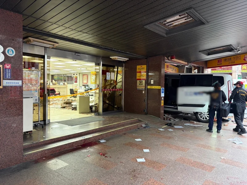 台湾三立电视台一辆采访车失控冲入台北彰化银行分行。图台湾三立电视台一辆采访车失控冲入台北彰化银行分行。图:台北警方台北警方