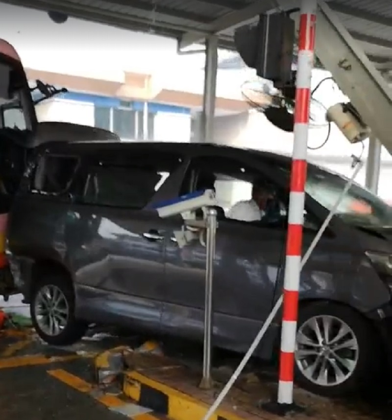 旅游巴猛烈推撞私家車。突發事故報料區影片截圖