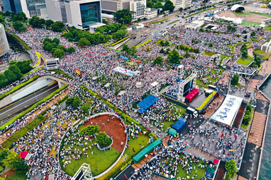 ■參加者站滿政府總部「門常開」空地，以及兩邊海傍的位置。