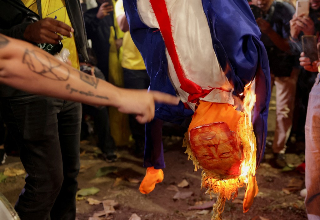 巴西示威者烧特朗普假人。路透社