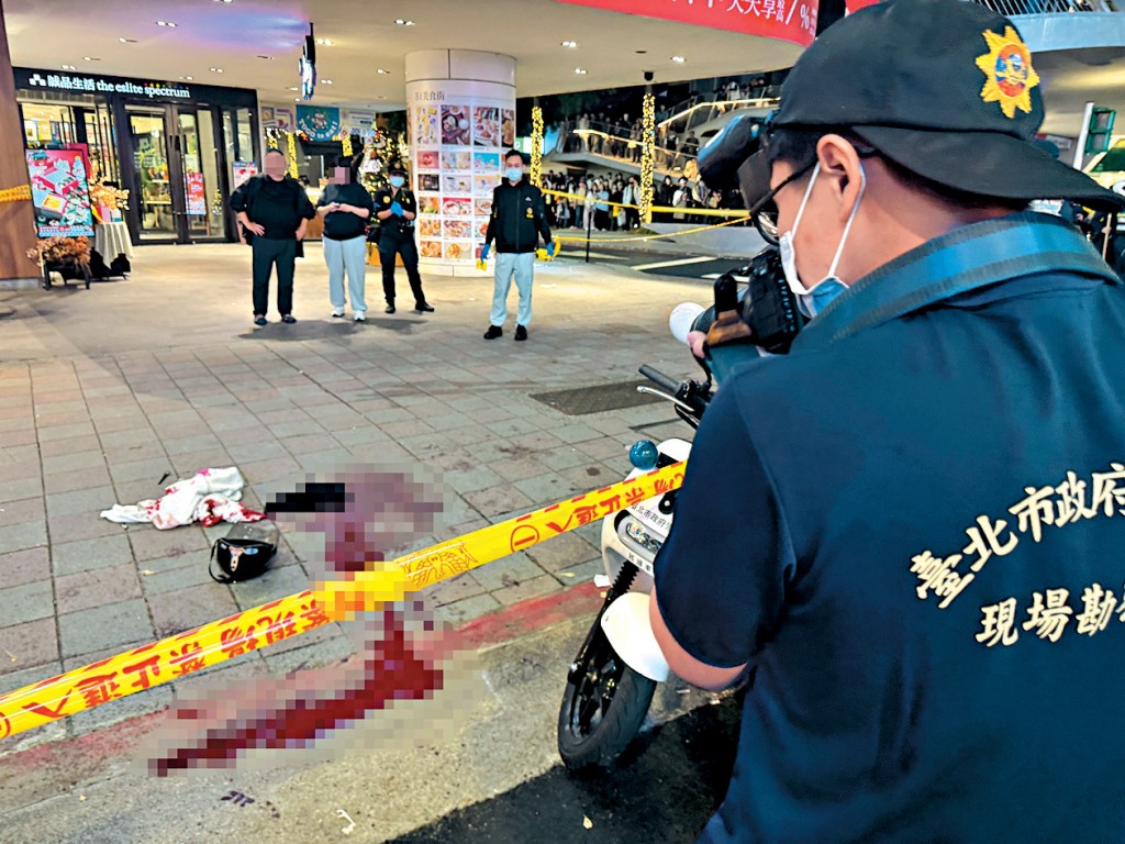 聖誕前夕，張文在台北鬧市隨機斬人，現場血跡斑斑。
