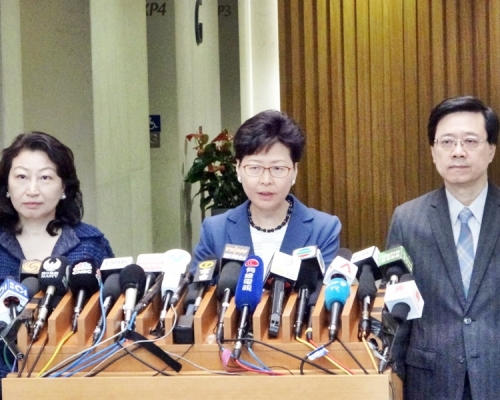 林鄭月娥(中)對衝擊立法會行為表示強烈及極度遺憾。
