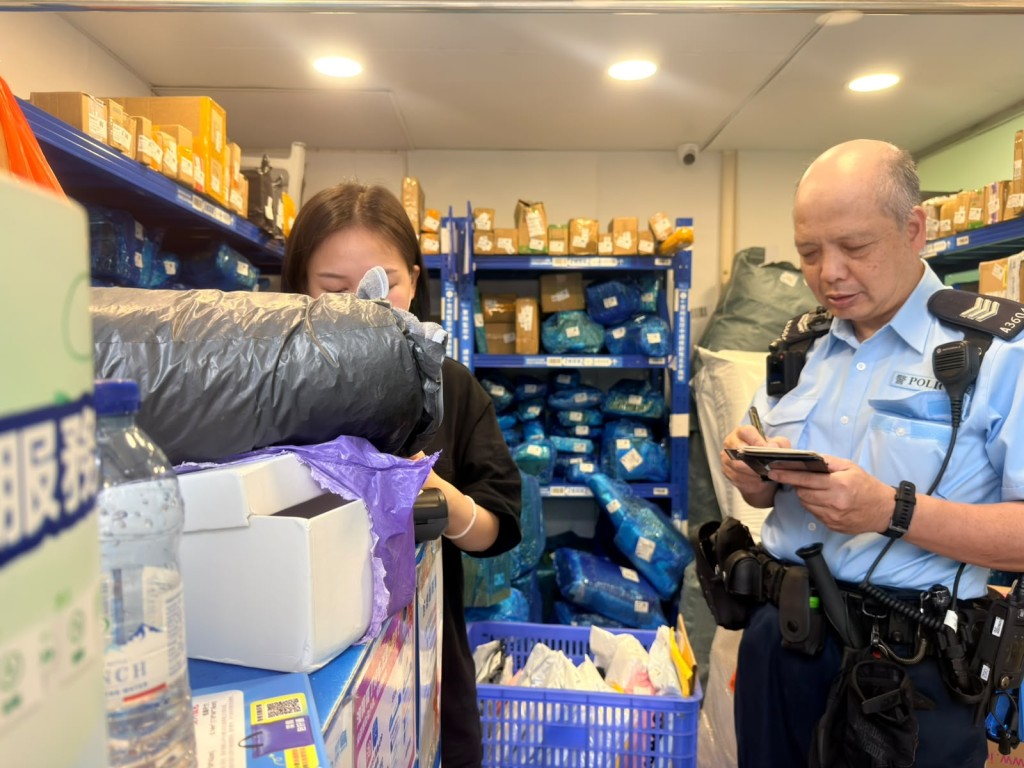 自提點遇竊，警員在場調查。