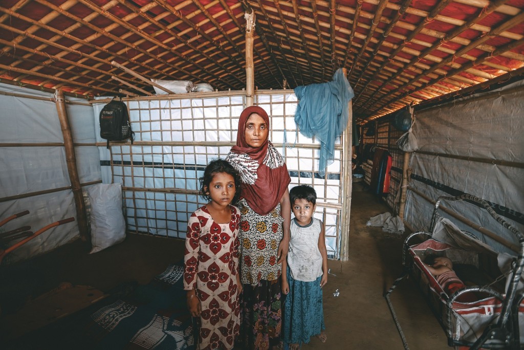 该女子与子女徒步三天由缅甸若开邦逃往孟加拉，丈夫至今杳无音讯，家乡境况未明， 回家遥遥无期。香港红十字会提供