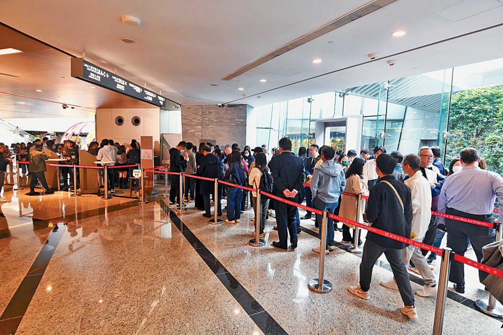 SIERRA SEA 2B期昨日進行首輪銷售，吸引大批準買家到場，再次出現大排長龍情況。