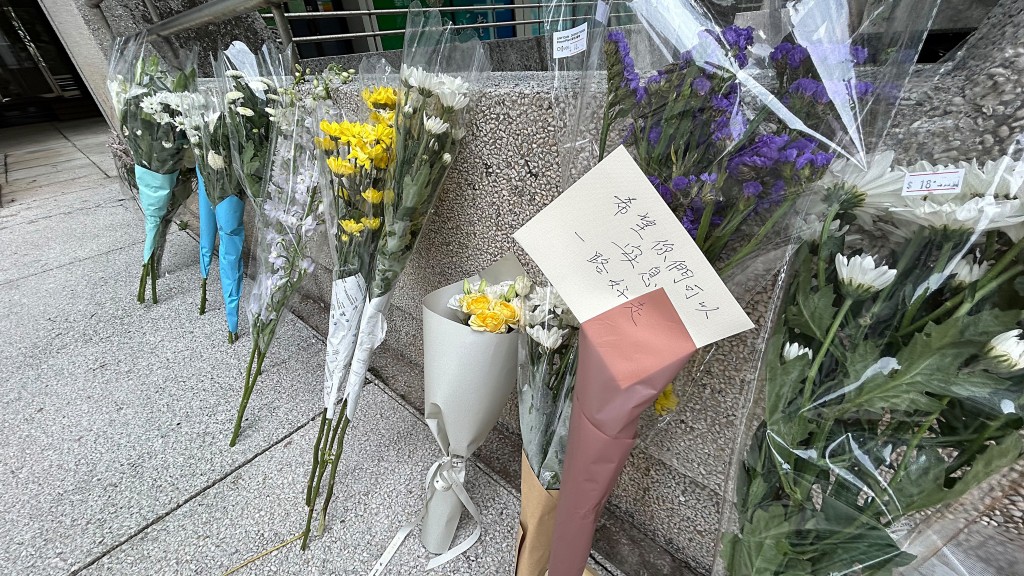 有市民在現場獻花。蔡楚輝攝 有市民在現場獻花。蔡楚輝攝