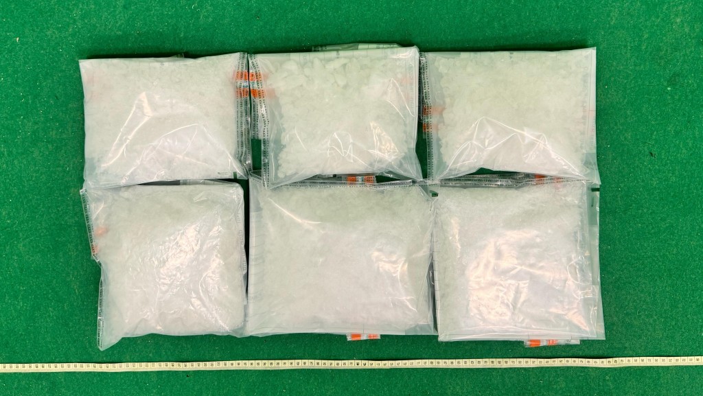 海關拘23歲大馬抵港販毒男 涉零食盒藏230萬元冰毒。海關圖片
