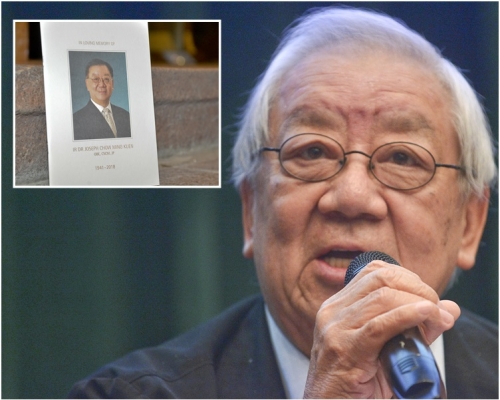 周明權上月病逝享年77歲。小圖為喪禮發予親友的小冊子。