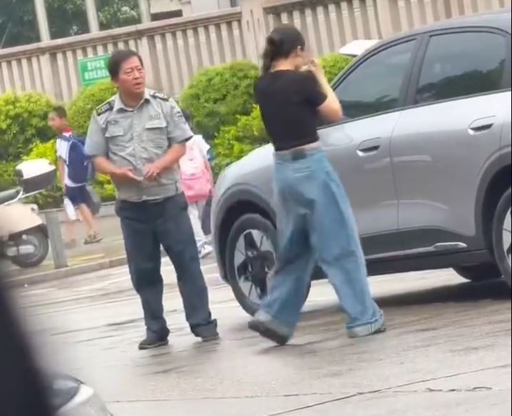 女司机又踢又掴男保安，被对方反手“兜巴星”还击。抖音＠行则将至