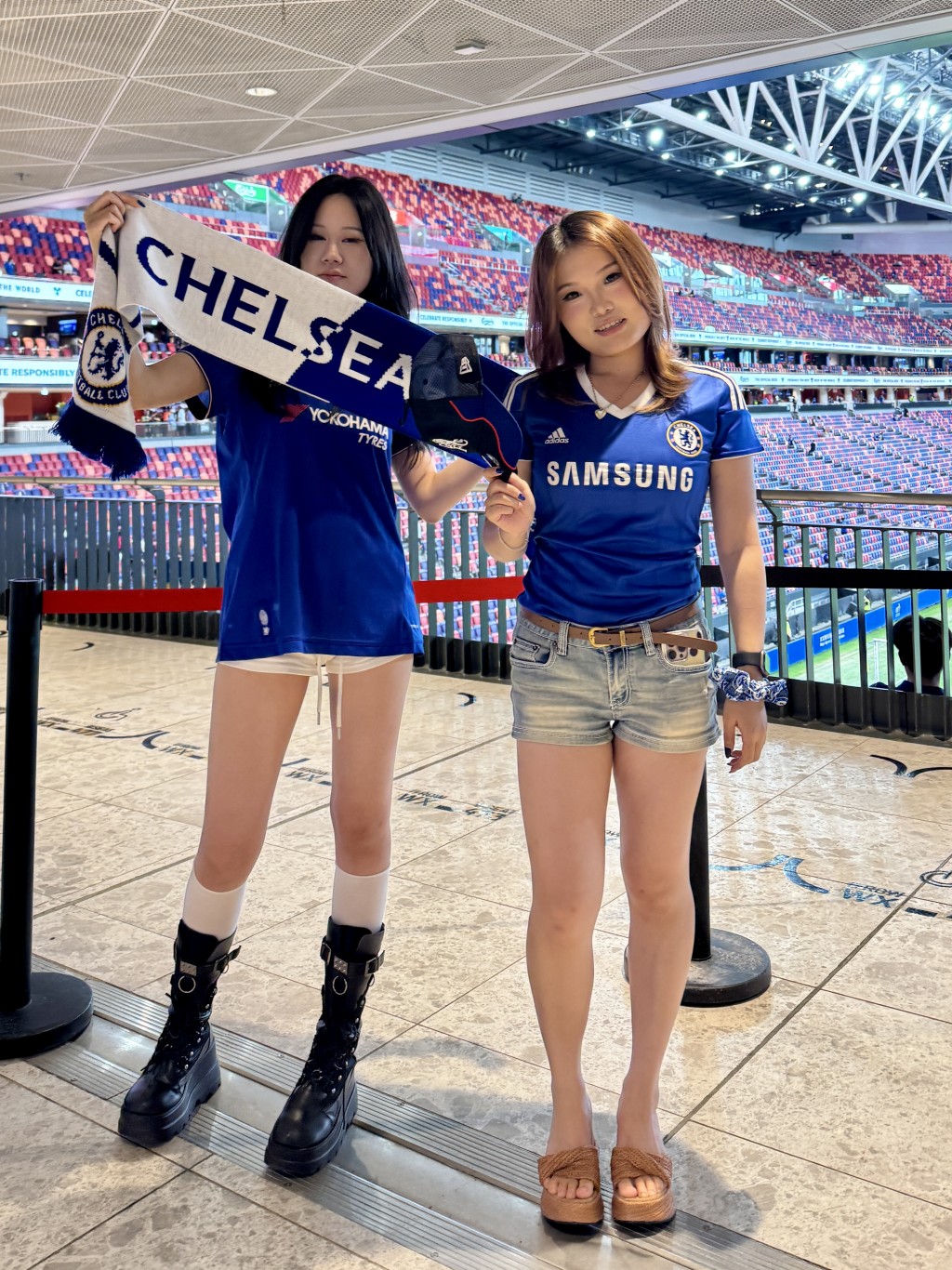兩位女車迷曲小姐（左）與宋小姐（右）笑言，自己是在2022年球隊跌至聯賽第12名的低谷期才愛上這支球隊。楊功煜攝