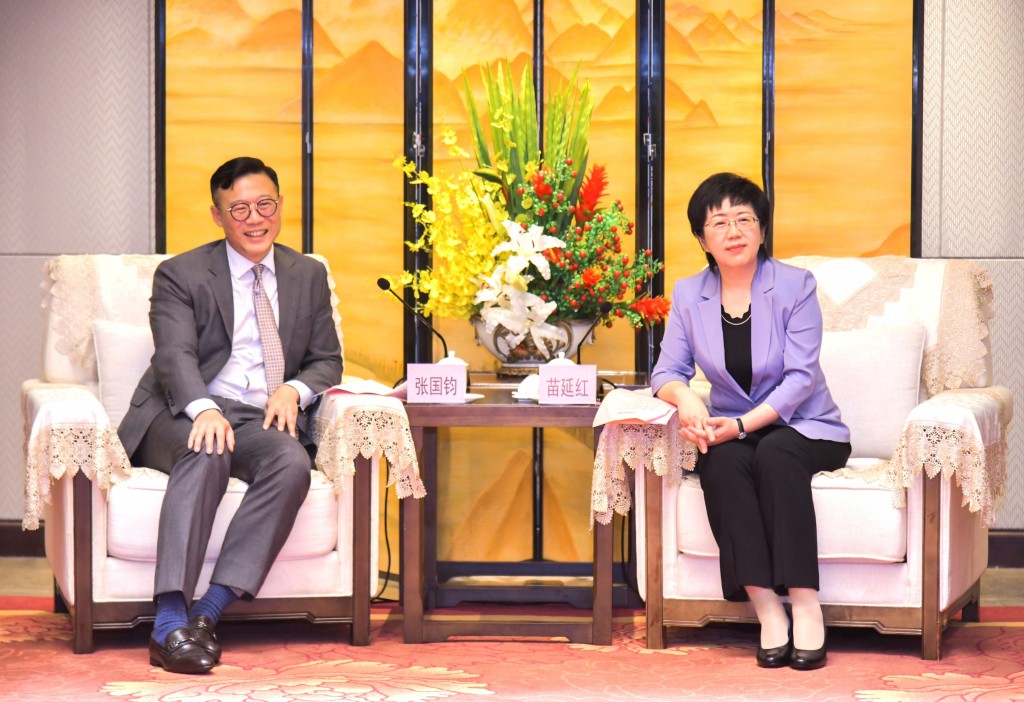 律政司副司长张国钧（左）率领法律界代表团访问海南，并在九月二十日与海南省委常委、统战部部长苗延红（右）会面。政府新闻处