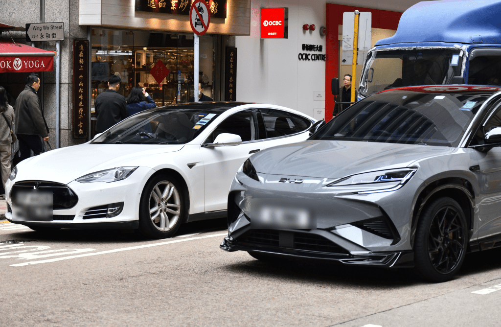 本港去年的電動車登記總數已突破14.9萬輛，其中私家車滲透率(即首次登記車輛中電動車的百分比)增至逾70%，增速屬世界前列。