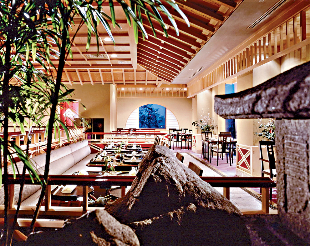 Miyuki日本料理餐厅以木材、石材与竹叶展现出精致的日式氛围。