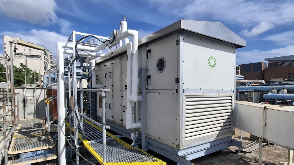 煤气公司与浸会医院合作，安装供手术室应用的综合抽湿鲜风柜系统。