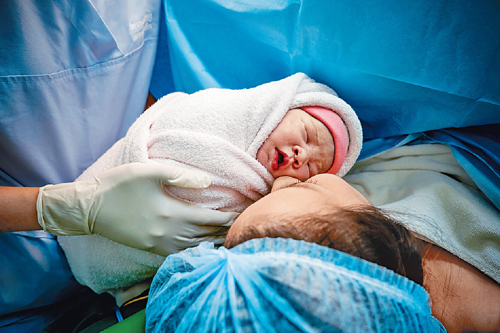 ■媽媽選擇剖腹生產抑或順產,也會影響孩子的腸道微生態平衡。 ■媽媽選擇剖腹生產抑或順產,也會影響孩子的腸道微生態平衡。