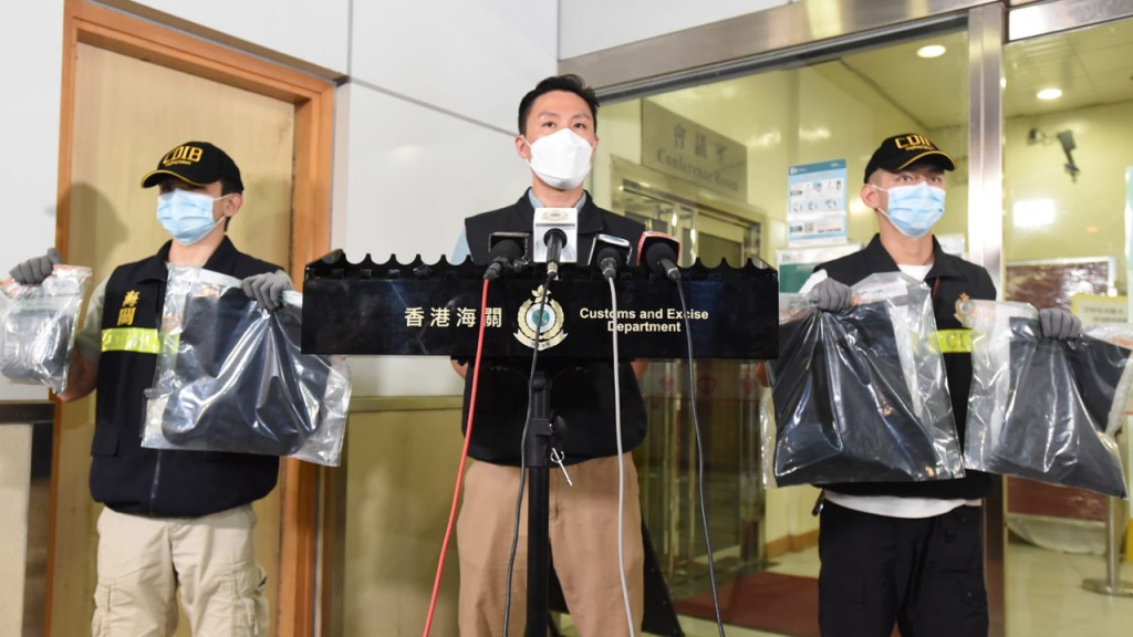 海關毒品調查科高級調查主任梁志鵬(中)。