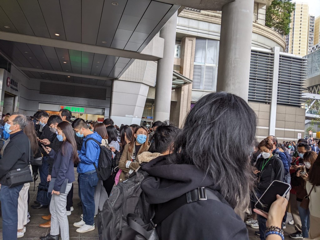 大批乘客要离开调景岭站。
