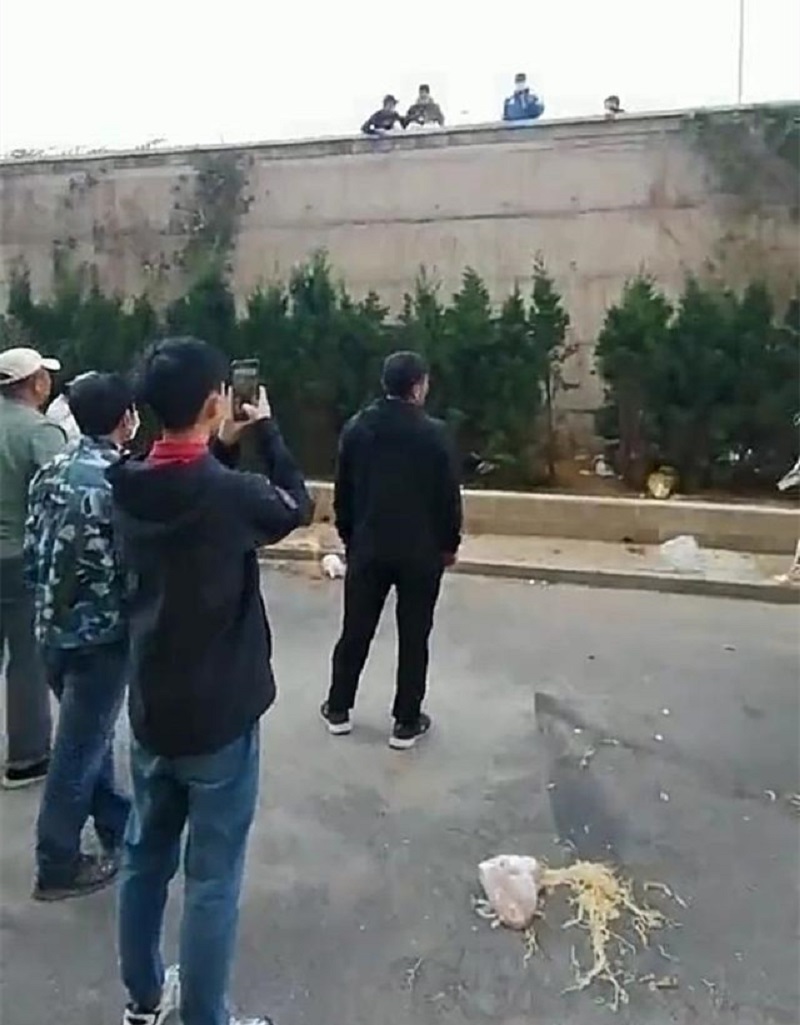 学校职员阻止学生领取外卖。网上图片