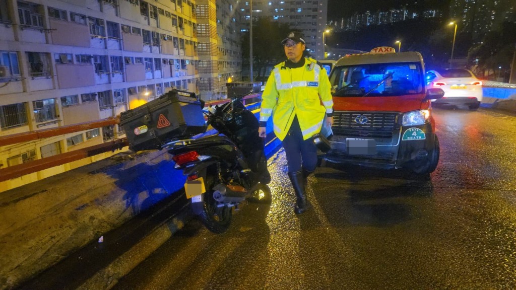 彩虹交汇处的士撞电单车 铁骑士倒地受伤 龙翔道天桥部分行车线封闭。