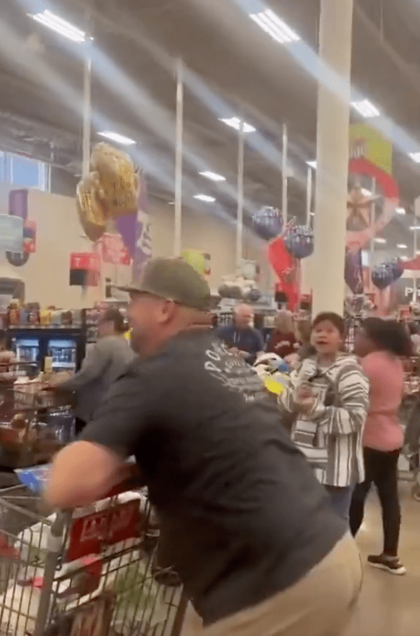 正當部分顧客開始發出抱怨聲，以為要空手而回或耗時空等之際，Destanie 隨即向正在排隊準備付款的顧客宣布了一個驚人決定：「今天，你們購買的所有商品，我們都會免費提供。」