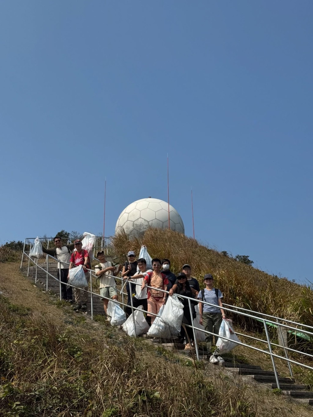 港男與其他熱心市民自發上飛鵝山執垃圾。Threads「the_night_spyder」圖片