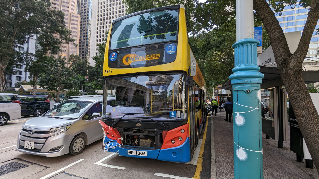 警方接报后至中环皇后像广场巴士站才寻回涉事城巴。资料图片