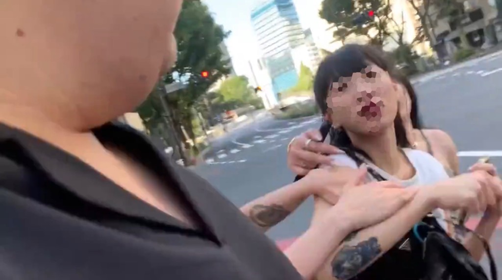 中國女子伸手阻「痴漢」拍攝。