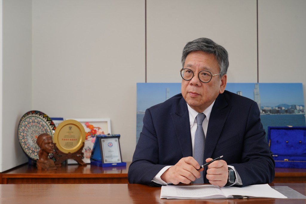 商經局局長丘應樺表示,早前出訪中亞的訪問團成果豐盛,簽訂的合作備忘錄數量創歷史新高。 商經局局長丘應樺表示,早前出訪中亞的訪問團成果豐盛,簽訂的合作備忘錄數量創歷史新高。