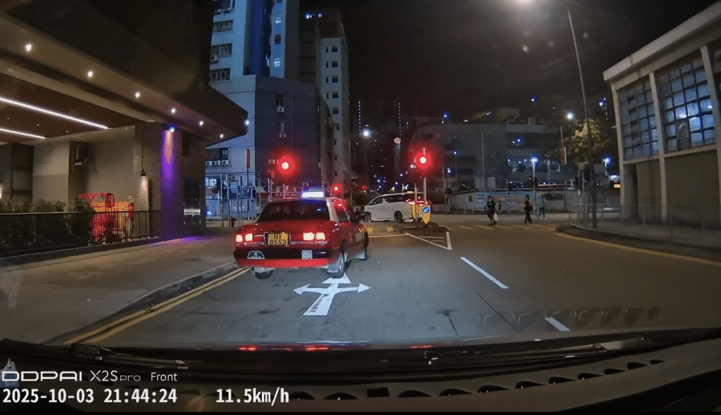 第三段影片則拍到白色七人車沿建豐街往震寰路方向駛去，當時紅燈，司機見狀越過一輀的士，違規切入對頭行車線並「衝燈」，繞過安全島轉彎駛走。fb「香港突發事故報料區及討論區」